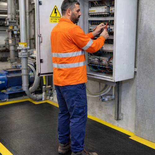 שטיחי דריכה מבודדים לחשמלאים